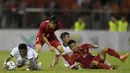 Gelandang sayap Timnas Indonesia U-22, Yabes Roni, terjatuh saat pertandingan melawan Vietnam di Stadion MPS, Selangor, Selasa (22/8/2017). Indonesia bermain imbang 0-0 lawan Vietnam. (Bola.com/Vitalis Yogi Trisna)