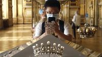 Mahkota abad ke-19 yang dulunya milik Permaisuri Eugenie, istri Napoleon III, berhasil diselamatkan dari perampokan di Museum Louvre. (dok. FRANCOIS GUILLOT / AFP)