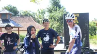 LO lokal menjadi penghubung antara penyelenggara, peserta, dan pihak terkait lainnya pada Tour de Banyuwangi Ijen. (Istimewa)