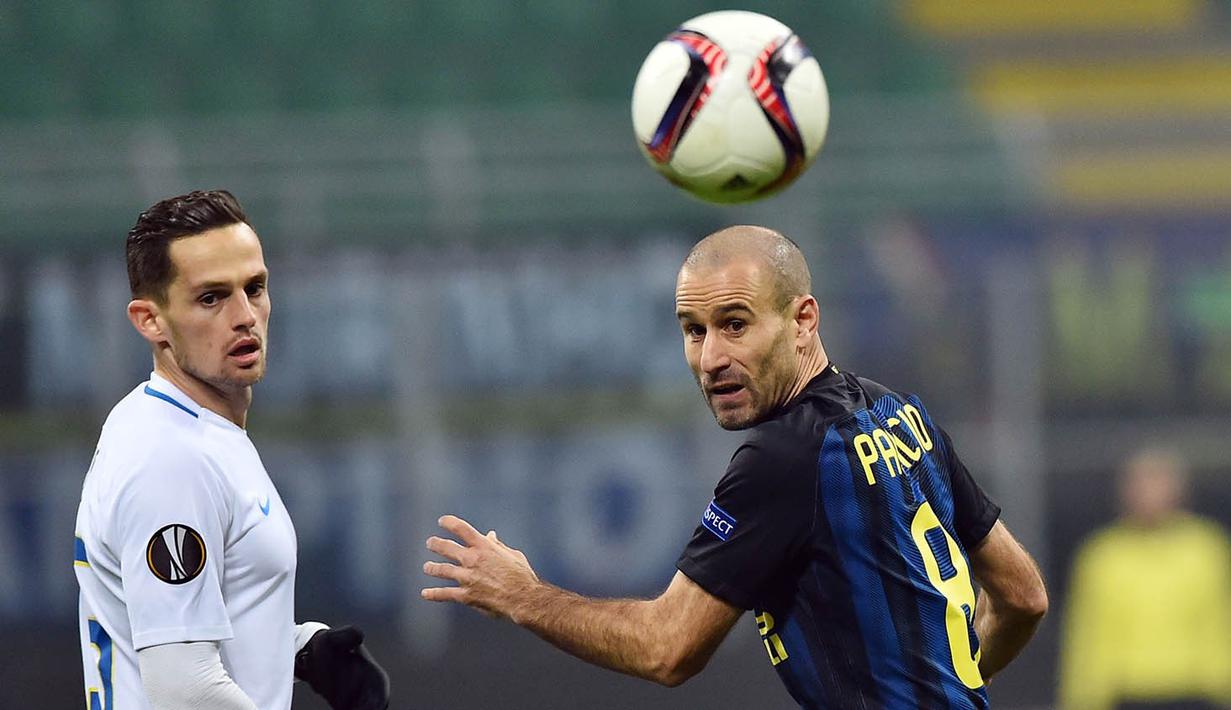Penyerang Inter Milan, Rodrigo Palacio, duel udara dengan bek Sparta Prague, Mario Holek. Sementara kemenangan ini tidak mampu mengangkat posisi Inter sebagai juru kunci. (AFP/Giuseppe Cacace) 