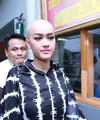 Datang di Pengadilan Negeri Jakarta Selatan, Julia Perez dikawal vorijder Polisi Militer. Bunyi sirine kagetkan wartawan yang menunggunya. (Adrian Putra/Bintang.com)