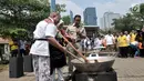 Gubernur DKI Jakarta Anies Baswedan menyaksikan istri Fery Farhati dan chef Ragil memasak salah satu menu olahan daging kurban saat peluncuran Dapur Kurban di Monas, Jakarta, Senin (12/8/2019). (merdeka.com/Iqbal S. Nugroho)