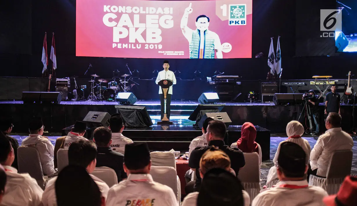 Presiden Joko Widodo memberikan paparan saat menghadiri konsolidasi calon legislatif Partai Kebangkitan Bangsa (PKB) Pemilu 2019 sekaligus haul Abdurrahman Wahid, Gus Dur di Balai Sarbini, Jakarta, Senin (17/12). (Liputan6.com/Faizal Fanani)