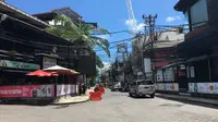 Potret Jumat, 1 Januari 2021 di Jalan Legian, Kuta, Bali, kawasan yang biasanya dipadati pelancong sepanjang tahun, kini tampak sepi karena dampak pandemi corona Covid-19. (Liputan6.com/Putu Elmira)