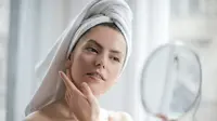 Cegah kulit kering dan ketarik saat mencuci wajah, simak 5 rekomendasi facial wash untuk kulit kering berikut ini. (Pexels/andrea piacquadio).