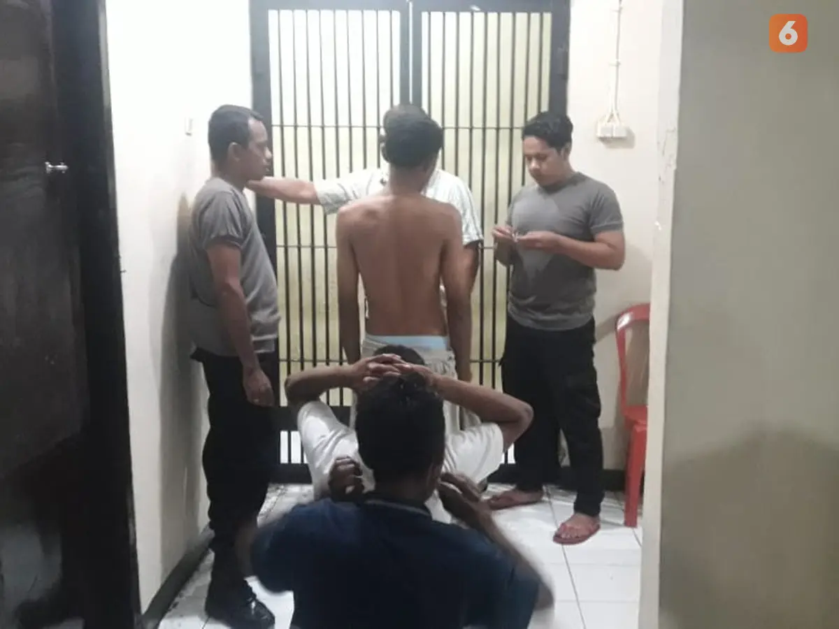 Bokep ayah siswi sma yang jadi purel telanjang dada
