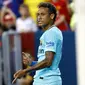 Striker Barcelona, Neymar, merayakan gol yang dicetaknya ke gawang Manchester United pada laga ICC di Stadion FedEx Field, Maryland, Rabu (26/7/2017). Barcelona menang 1-0 atas Manchester United. (AP/Patrick Semansky)