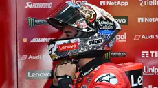 Pembalap Ducati Lenovo Team asal Spanyol, Marc Marquez bersiap untuk sesi latihan bebas Grand Prix MotoGP Jepang di Mobility Resort Motegi, Motegi, Prefektur Tochigi, pada 26 September 2025. (TOSHIFUMI KITAMURA/AFP)