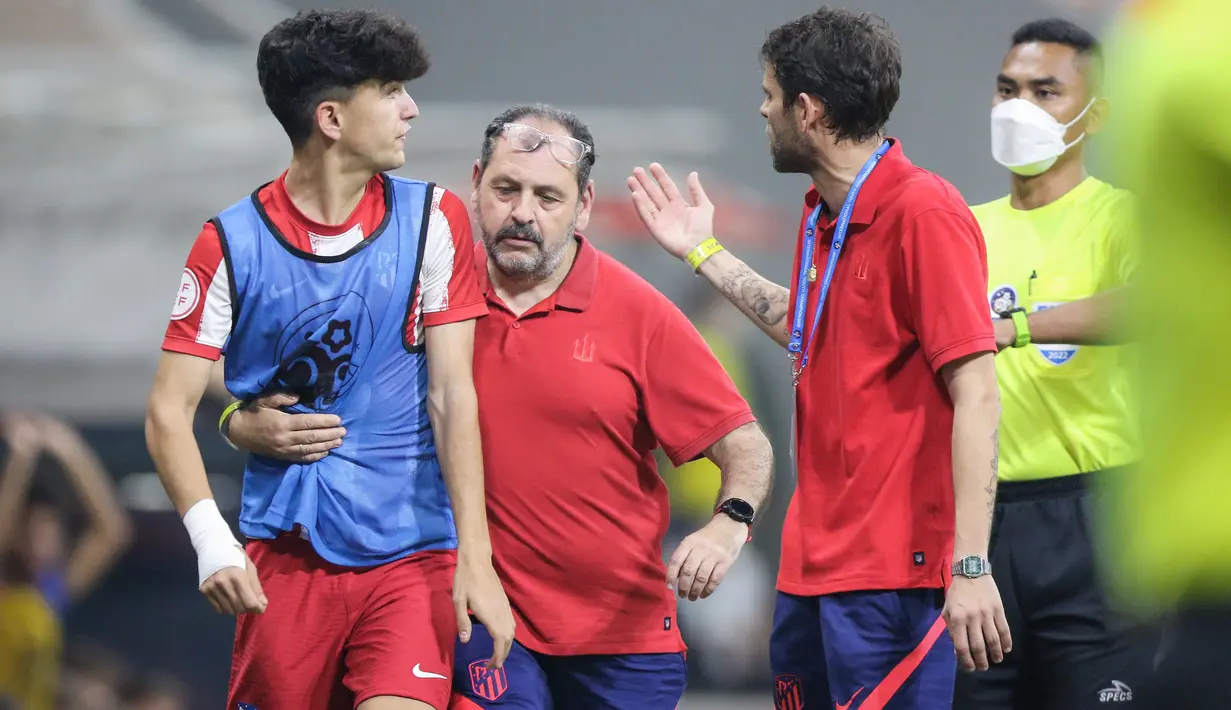 Pemain Atletico Madrid U-18, Jacobo De Oro Lorenzo (kiri) melakukan protes terhadap wasit saat laga International Youth Championship 2021 melawan Barcelona U-18 di Jakarta International Stadium, Jakarta, Jumat (15/04/2022). (Bola.com/Bagaskara Lazuardi)