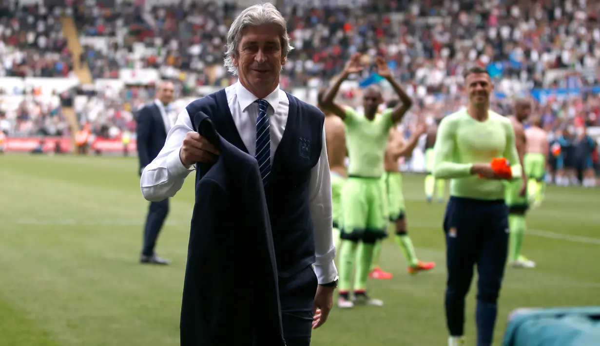 Pelatih Manchester City, Manuel Pellegrini melepas jaketnya usai pertandingan melewan Swansea City di Stadion Liberty, Inggris (15/5). Ini merupakan pertandingan terakhir Pellegrini bersama Manchester City. (Reuters / Peter Cziborra)