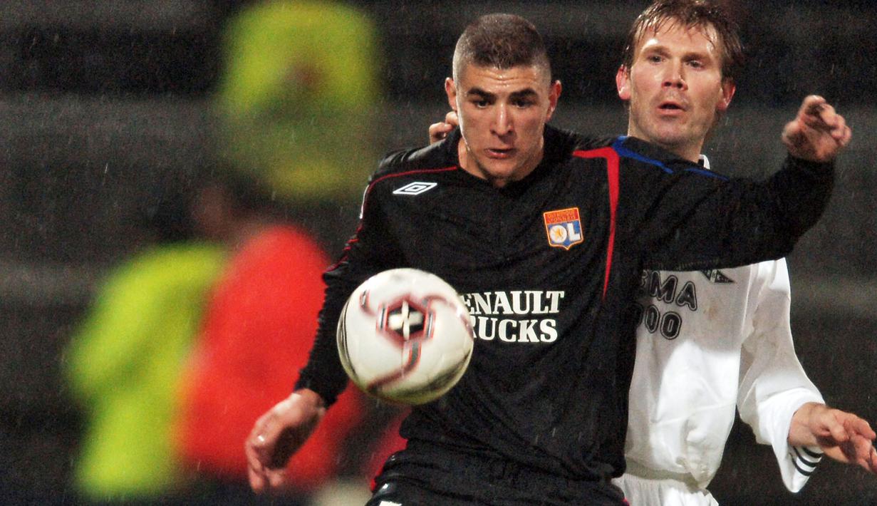 Karim Benzema yang kini tengah menjalani musim pertama bersama Al Ittihad di Saudi Pro League menempati posisi ketiga sebagai pesepak bola Prancis termuda sepanjang sejarah yang mampu mencetak gol di Liga Champions. Saat berusia 17 tahun, 11 bulan dan 17 hari, ia mencetak gol pertamanya di Liga Champions bersama Olympique Lyon saat menang 2-1 atas Rosenborg pada laga matchday keenam Grup F Liga Champions 2005/2006 (6/12/2005). (AFP/Martin Bureau)