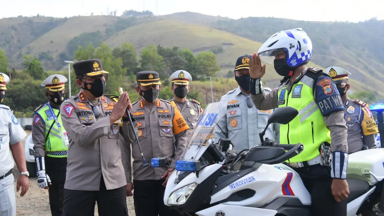 Kepala Korps Lalu Lintas (Kakorlantas) Polri Irjen Istiono memantau persiapan PON XX di Pool Bus PON XX 2021 Nendali Sentani, Papua.