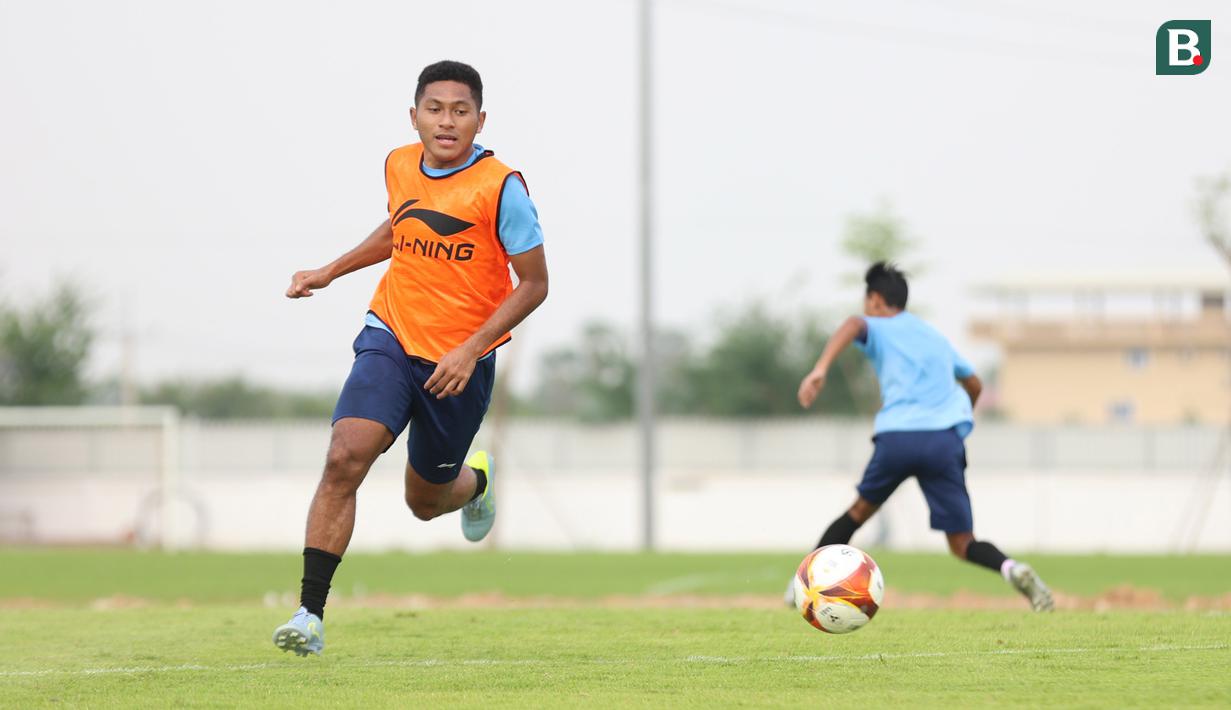 <p>Pemain Timnas Indonesia U-22, Fajar Fathurrahman, saat sesi latihan di Visakha Training Center, Kamboja, Selasa (2/4/2023). Latihan tersebut merupakan persiapan jelang laga melawan Myanmar di SEA Games 2023. (Bola.com/Abdul Aziz)</p>
