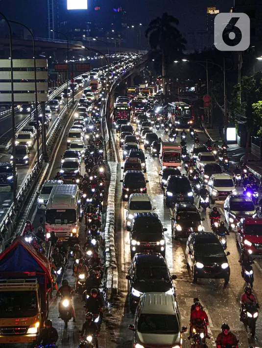 Sejumlah kendaraan terjebak kemacetan di Tol Dalam Kota, Jakarta, Rabu (18/5/2022). Meningkatnya volume kendaraan di Ibu Kota terjadi karena sejumlah pegawai telah kembali kerja dari kantor atau work from office (WFO). (Liputan6.com/Faizal Fanani)