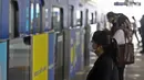 Calon penumpang mengenakan masker saat menunggu  datangnya kereta di Stasiun MRT Lebak Bulus, Jakarta, Senin (6/4/2020). PT MRT Jakarta tak akan menerima penumpang tanpa menggunakan masker seusai seruan Gubernur DKI Anies Baswedan untuk mencegah penyebaran virus Corona (Liputan6.com/Herman Zakharia)
