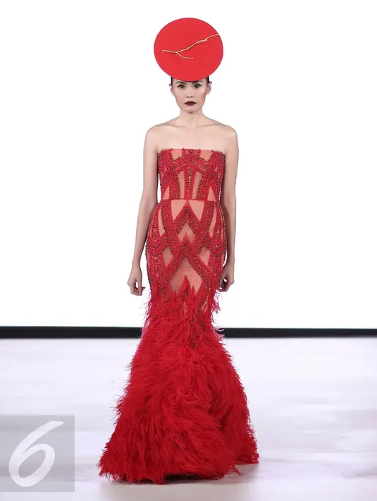 Model menampilkan busana rancangan teranyar Yogie Pratama dalam gelaran Fashion Nation Eleventh Edition (FNXI) di Senayan City, Kamis (6/4). Yogie menampilkan 'Scarlet', sebuah koleksi deluxe ready to wear yang serba merah. (Liputan6.com/Herman Zakharia)