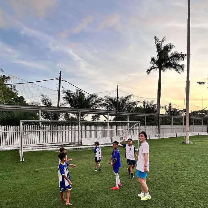 Lee Beom Soo bermain sepak bola di Bali