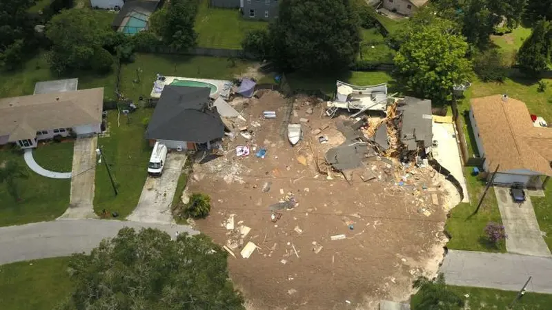 Sinkhole di  di Land O'Lakes, Florida, Amerika Serikat. (AP/Tampa Bay Times/Luis Santana)