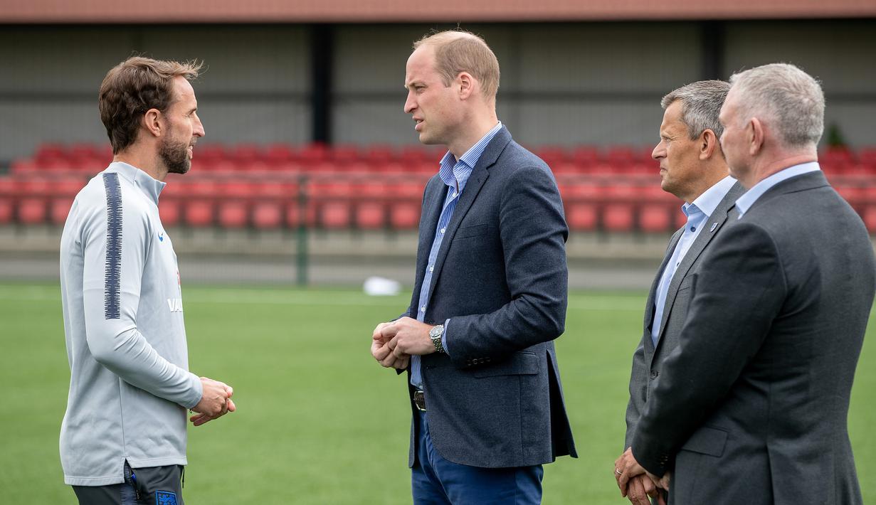 Pangerang William berdiskusi dengan pelatih Gareth Southgate saat menunjungi latihan Timnas Inggris di West Riding County FA, Leeds, Kamis (7/6/2018). Kedatangan ini untuk memberikan support jelang Piala Dunia 2018 Rusia. (AFP/Charlotte Graham)