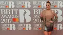 Penyanyi AS, Katy Perry menghadiri ajang penghargaan musik tahunan Brit Awards 2017 di The O2 Arena, London, Rabu (22/2).  Katy Perry memilih mengenakan mini dress untuk penampilan red carpetnya. (NIKLAS HALLE'N/AFP)