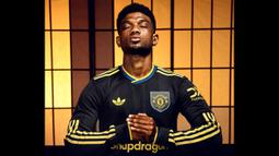 Jersey tersebut mengingatkan pada insiden tendangan 'kung fu' Eric Cantona kepada salah seorang fans Crystal Palace pada 1995. (@ManUtd)