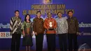 Dalam kesempatan ini, Menkum HAM Yasonna Laoly memberikan penghargaan kepada beberapa pihak, Jakarta, Rabu (10/12/2014). (Liputan6.com/Miftahul Hayat)