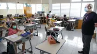 Suasana kegiatan belajar dengan metode blended learning (sistem pembelajaran campuran) di Lycee Francais De School, Jakarta, Jumat (28/5/2021). Sekolah ini menerapkan sistem pembelajaran tatap muka dengan daring agar ruang kelas hanya diisi 50 persen kapasitas siswa. (Liputan6.com/Faizal Fanani)