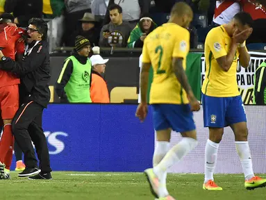 Para pemain Brasil kecewa akibat kalah dari Peru pada laga Grup B Copa Amerika Centenario di Gillette Stadium, Foxborough, Minggu (12/6/2016) atau Senin pagi WIB. Akibat kekalahan ini Brasil gagal ke perempat final. (AFP/Timothy A. Clary)