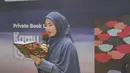 Namun, video launching buku Kamu Tidak Istimewa tersebut ternyata diunggah ulang oleh Desta. Bahkan ia menandai akun Natasha Rizky dan mempromosikan buku baru mantan istrinya itu. (Liputan6.com/IG/@natasharizkynew)