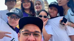 Pasha Ungu membagikan momen liburan ke Thailand bersama istrinya, Adelia Wilhelmina, dan enam anak mereka. Dalam foto-foto tersebut, terlihat juga Shakiena Azalea dan Nasha Anaya, anak-anak Pasha dari pernikahan sebelumnya dengan Okie Agustina, meskipun Kiesha Alvaro tidak dapat ikut dalam perjalanan ini. (Liputan6.com/IG/@pashaungu_vm)