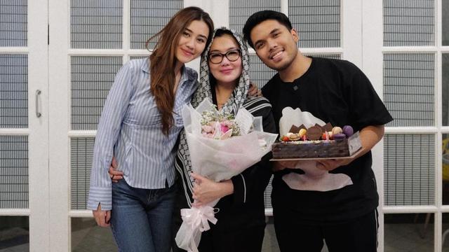 Reza Artamevia Ultah ke-49, Ini Potret Kejutan dari Aaliyah Massaid dan Thariq