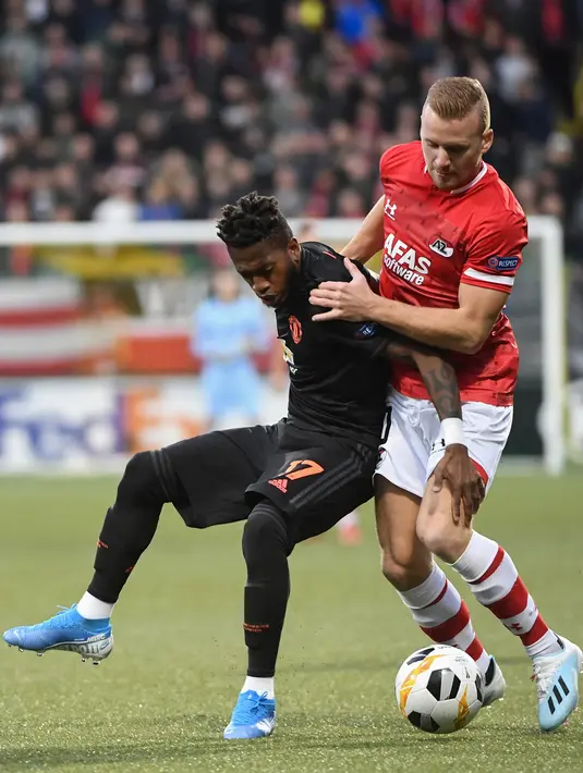 Gelandang Manchester United, Fred (kiri) berebut bola dengan gelandang AZ Alkmaar, Dani de Wit pada lanjutan pertandingangrup L Liga Europa di stadion ADO Den Haag, Belanda (3/10/2019). MU bermain imbang 0-0 atas AZ Alkmaar. (AFP Photo/John Thys)