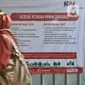 Calon penumpang KRL melintas di depan spanduk aturan PPKM Darurat di Stasiun Bekasi, Jawa Barat, Selasa (13/7/2021). KAI Commuter mewajibkan calon penumpang KRL menunjukkan STRP sebagai syarat perjalanan selama masa PPKM Darura. (merdeka.com/Iqbal S. Nugroho)