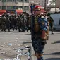 Pasukan keamanan Irak mencegah demonstran antipemerintah menuju Tahrir Square di pusat Baghdad, Irak, Rabu (2/10/2019). Pasukan keamanan dan polisi antihuru-hara dikerahkan untuk menghalangi semua jalan menuju Tahrir Square. (AP Photo/Khalid Mohammed)