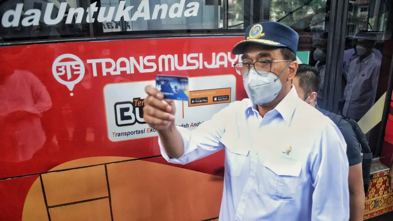 Menteri Perhubungan Busi Karya Sumadi meluncurkan gerakan nasional kembali ke angkutan umum di Palembang