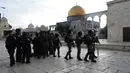 <p>Polisi Israel dikerahkan saat bentrok dengan pengunjuk rasa Palestina di Kompleks Masjid Al Aqsa, Yerusalem, Jumat (22/4/2022). Polisi Israel dan pemuda Palestina kembali bentrok di Kompleks Masjid Al Aqsa. (AP Photo/Mahmoud Illean)</p>