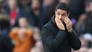 Pelatih Arsenal, Mikel Arteta, tak mampu menutupi kekecewaan setelah anak asuhnya tumbang dari West Ham United 0-1 dalam derby London di Stadion Emirates, Sabtu (22/2/2025) malam WIB. (AP Photo/Kirsty Wigglesworth)