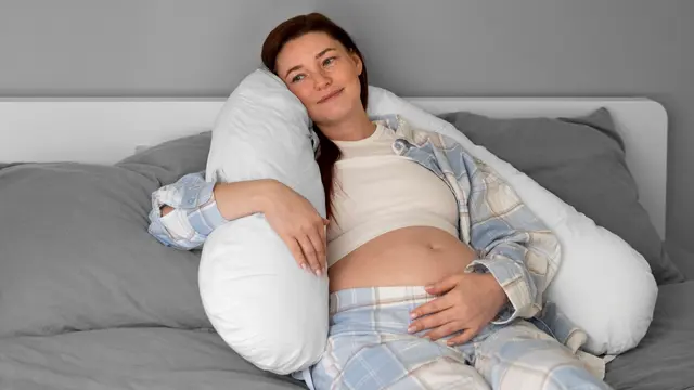 Tips Tidur Nyenyak untuk Ibu Hamil Trimester 3: Posisi, Rutinitas, dan Produk Pendukung yang Aman