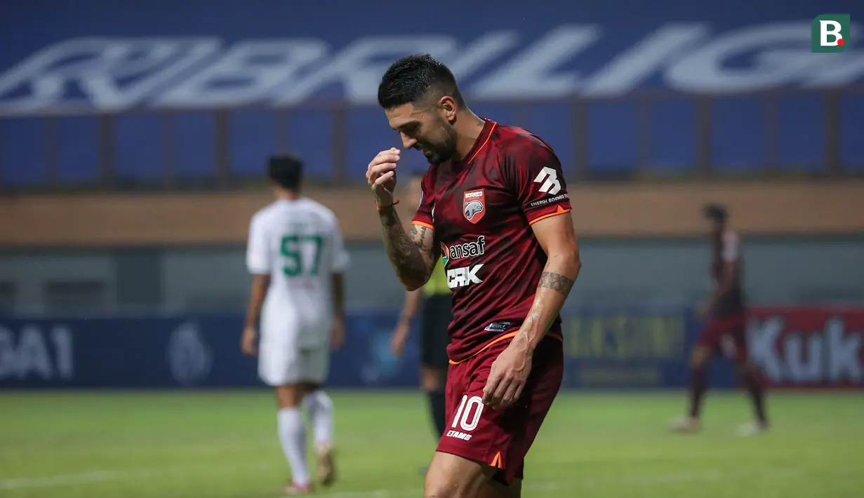 Ekspresi kecewa gelandang Borneo FC, Jonathan Bustos usai gagal mencetak gol ke gawang Persebaya Surabaya dalam laga pekan pertama BRI Liga 1 2021/2022 di Stadion Wibawa Mukti, Cikarang, Sabtu (04/09/2021). (Foto: Bola.com/Bagaskara Lazuardi)