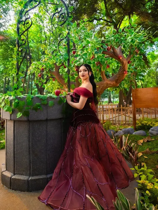 Naura Ayu mengenakan gaun ballgown off shoulder merah yang memadukan velvet dan tulle [@naura.ayu]