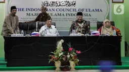 Ketua Dewan Masjid Indonesia Jusuf Kalla dan Wakil Ketum MUI Muhyiddin Junaidi saat rapat mengeluarkan fatwa di Jakarta, Selasa (17/3/2020). Salah satu isi fatwa membolehkan mengganti salat Jumat dengan Zuhur demi mencegah penyebaran Covid-19 bagi orang-orang sehat. (Liputan6.com/Faizal Fanani)