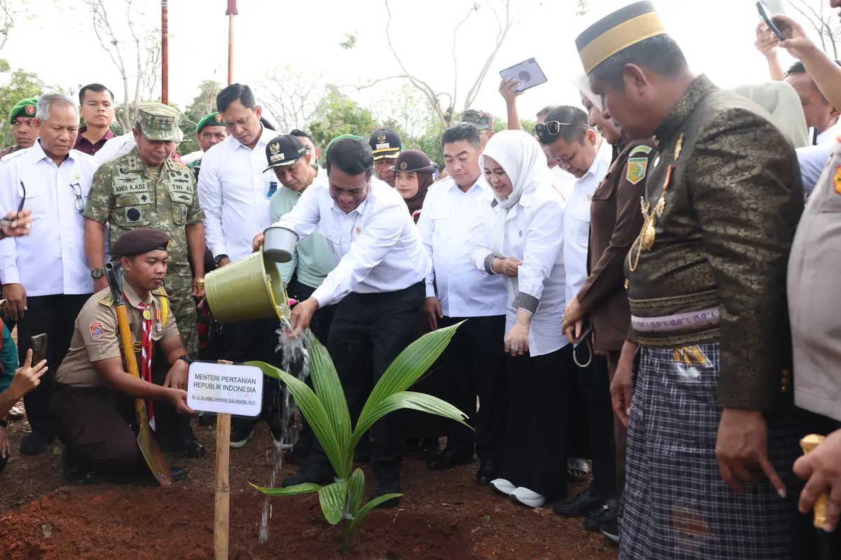 Percepat Hilirisasi Kelapa Nasional, Mentan Amran Luncurkan Gerakan Menanam Lima Juta Kelapa di Selayar