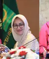 Sukses meniti karier politik, Airin Rachmi Diany kerap tampil dengan gaya formal. Ia pun memiliki tampilan ikonik dengan hijab dan kacamata. Seperti apa potretnya? [@airinrachmidiany]