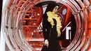 Pedangdut jebolan D'Academy musim pertama ini pernah tampil di panggung LIDA dengan gaun serba hitam dengan hiasan kuning yang membuatnya tampil elegan. (Liputan6.com/IG/@lestykejora)