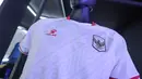. CEO Kelme Indonesia, Kevin Wijaya mengatakan bahwa jersey Timnas Indonesia baik kandang dan tandang terinspirasi dar warisan sejarah sepak bola Indonesia. Tampak dalam foto, jersey tandang terbaru Timnas Indonesia di Plaza Utara Stadion Utama Gelora Bung Karno (SUGBK), Jakarta, Kamis (12/3/2026) malam. (Bola.com/Bagaskara Lazuardi)