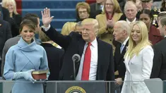 Presiden AS ke-45, Donald Trump menyampaikan pidato pertamanya usai dilantik menjadi presiden di Capitol Hill, Washington DC, AS, Jumat (20/1). Dikabarkan, Trump sendiri yang menulis dan menyusun pidato pelantikannya. (AFP Photo)