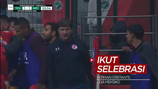 Berita Video, Pelatih Klub Liga Meksiko Ini Ikut Melakukan Selebrasi Usai Mendapat Kartu Merah