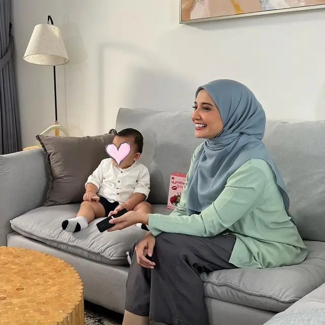 Anak Belum Genap 1 Tahun, Ini 6 Momen Zaskia Sungkar Syuting Iklan Bareng Ukkasya