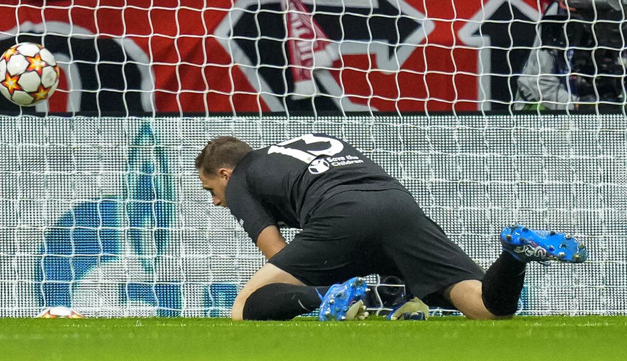Penjaga gawang Atletico Madrid Jan Oblak gagal menghentikan bola saat melawan Liverpool pada pertandingan sepak bola Grup B Liga Champions di Stadion Wanda Metropolitano, Madrid, Spanyol, Selasa (19/10/2021). Liverpool menang 3-2. (AP Photo/Manu Fernandez)
