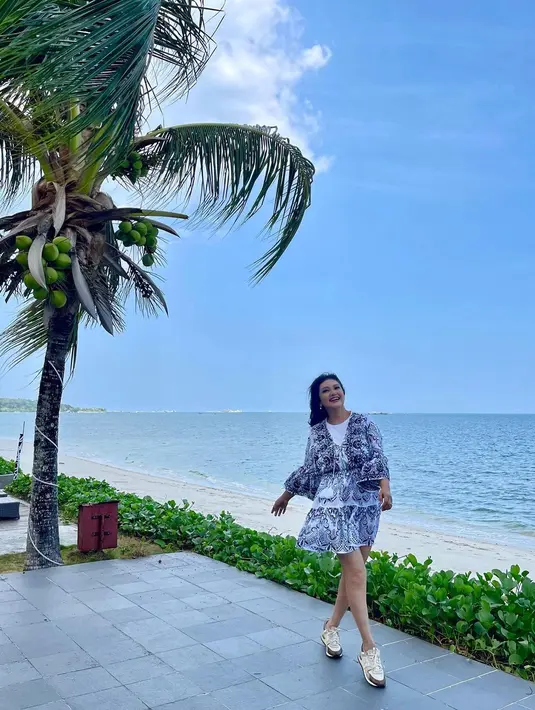 Bella Saphira tampil kasual mengenakan mini summer dress bernuansa biru, lengan panjang yang cantik. [Foto: Instagram/bellasaphiraofficial]